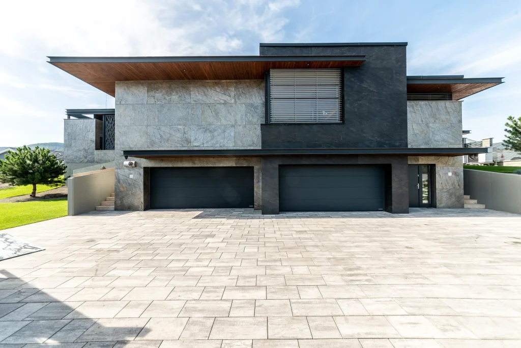 AirStone - kőfurnér homlokzat a város peremén