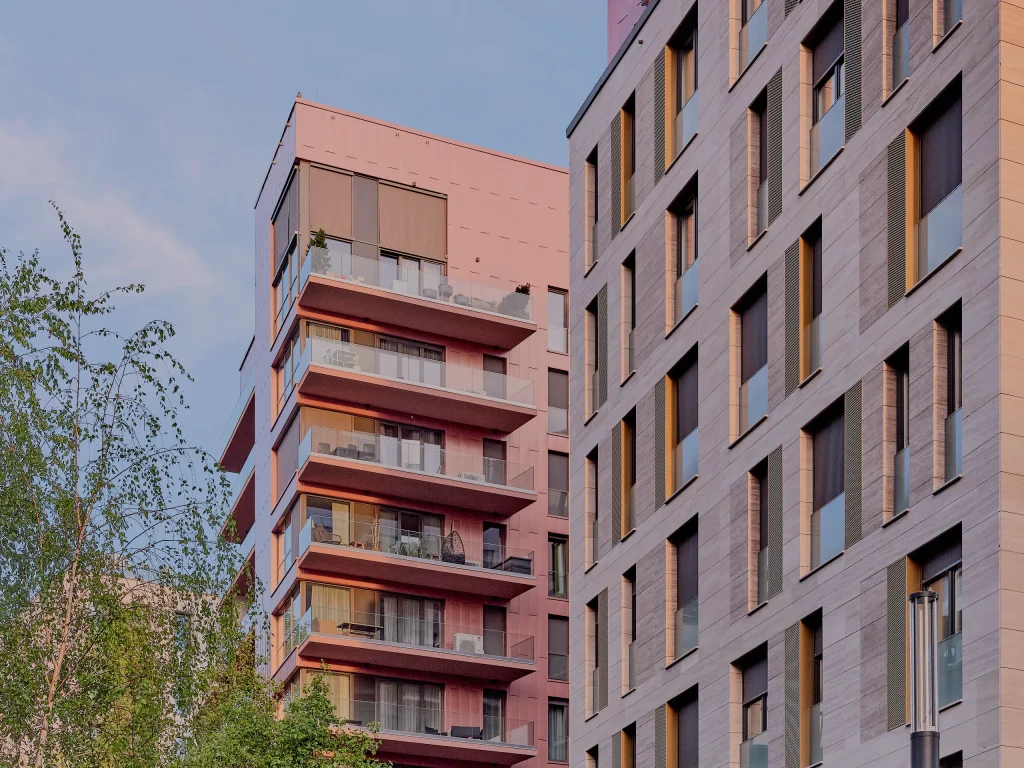 Travertin ritmus a Corvin közben